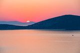 Magischer Sonnenuntergang am See