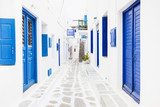 Mediterranes Dorf mit blauen Akzenten