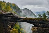 Mystische Felsbrücke im Nebelmeer