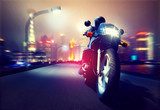 Nächtliche Fahrt durch die Stadt