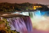 Nächtliche Farbenpracht am Wasserfall