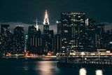 Nächtliche Skyline am Wasser