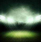 Nächtliche Stadionbeleuchtung im Nebel