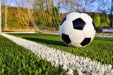Nahaufnahme eines Fußballs im Tor