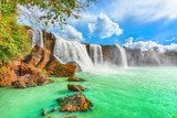 Natürliche Frische mit Wasserfall-Motiv