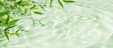 Sanfte Spiegelungen und grüne Akzente