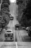Schwarzweiß-Straßenbahn auf San Franciscos Hügeln