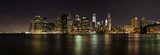Skyline von New York bei Nacht als Panoramafoto 