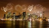 Skyline von New York mit Feuerwerk 