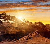 Sonnenstrahlen über alpiner Bergwelt