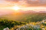 Sonnenstrahlen über sanften Hügeln