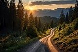 Sonnenuntergang über sanften Hügeln