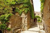 Sonnige Gasse mit verwittertem Charme