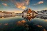 Spiegelnde Berglandschaft im Abendlicht