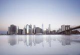 Spiegelnde Skyline New Yorks bei Dämmerung