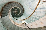 Spiralförmige Eleganz in sanftem Blau