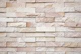 Strukturierte Natursteinwand in Beige