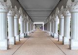 Symmetrische Arkade im Lichtspiel