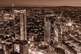 Urbanes Lichterspiel in Sepia