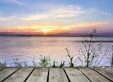 ウッドデッキから見る美しい湖の夕日