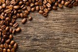 Warmes Spiel aus Holz und Kaffee