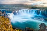 Weitläufiges Wasserfallpanorama mit Hügeln