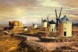 Zeitlose Windmühlen an sanften Hügeln