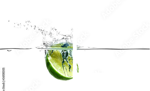 Halbe Limette fÃ¤llt spritzend ins Wasser - Zweiteiliges Leinwandbild, Diptychon