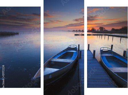Peaceful sunrise with dramatic sky and boats and a jetty - Dreiteiliges Leinwandbild, Triptychon