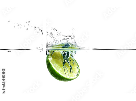 Halbe Limette fÃ¤llt spritzend ins Wasser - Dreiteiliges Leinwandbild, Triptychon