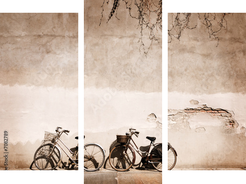 Italian old-style bicycles leaning against a wall - Dreiteiliges Leinwandbild, Triptychon