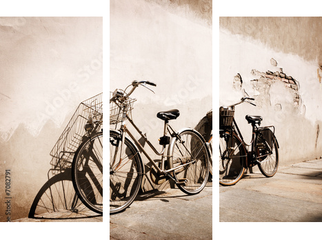 Italian old-style bicycles leaning against a wall - Dreiteiliges Leinwandbild, Triptychon