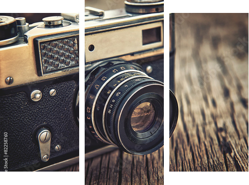 old vintage camera closeup on wooden background - Dreiteiliges Leinwandbild, Triptychon