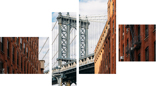 Brooklyn Bridge seen between two beautiful brown buildings at sunset - Vierteiliges Leinwandbild, Viertychon