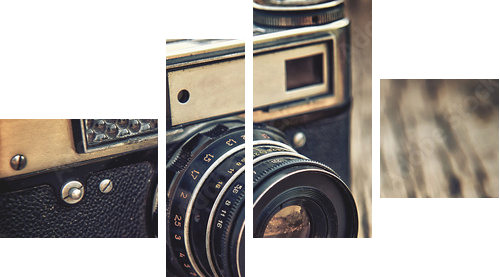 old vintage camera closeup on wooden background - Vierteiliges Leinwandbild, Viertychon