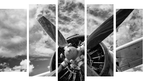 Close up of old airplane in black and white - Fünfteiliges Leinwandbild, Pentaptychon
