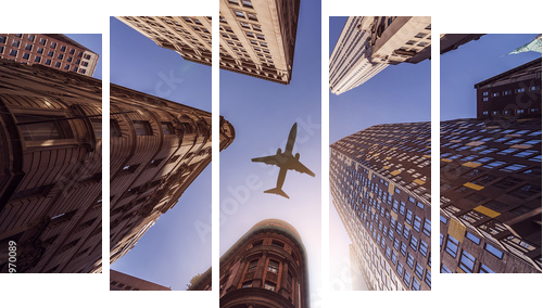 plane over highrise buildings - Fünfteiliges Leinwandbild, Pentaptychon