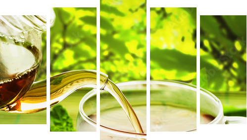 Pouring Healthy Tea - Fünfteiliges Leinwandbild, Pentaptychon