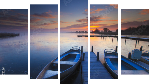 Peaceful sunrise with dramatic sky and boats and a jetty - Fünfteiliges Leinwandbild, Pentaptychon