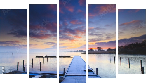 Peaceful sunrise with dramatic sky and boats and a jetty - Fünfteiliges Leinwandbild, Pentaptychon