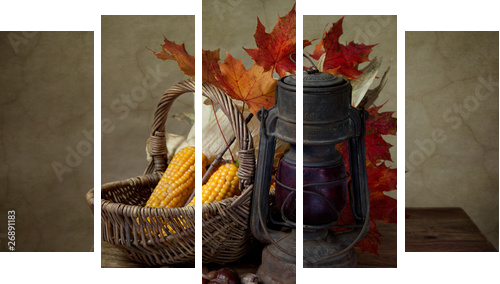 Herbstliches Stilleben mit Petroleumlampe und Mais in Weidenkorb - Fünfteiliges Leinwandbild, Pentaptychon