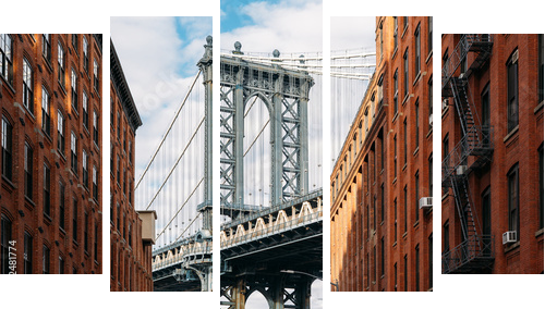 Brooklyn Bridge seen between two beautiful brown buildings at sunset - Fünfteiliges Leinwandbild, Pentaptychon