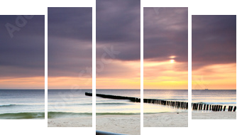Boat on beautiful beach in sunrise - Fünfteiliges Leinwandbild, Pentaptychon