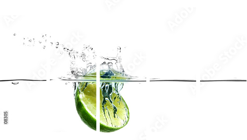 Halbe Limette fÃ¤llt spritzend ins Wasser - Fünfteiliges Leinwandbild, Pentaptychon