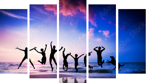 People and dog jumping on the beach. Happiness - Fünfteiliges Leinwandbild, Pentaptychon