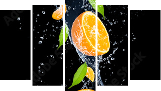 Oranges in water splash, isolated on black background - Fünfteiliges Leinwandbild, Pentaptychon