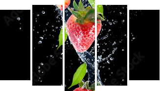 Strawberries in water splash, isolated on black background - Fünfteiliges Leinwandbild, Pentaptychon