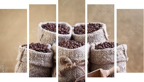 Roasted coffee beans in small burlap bags  - Fünfteiliges Leinwandbild, Pentaptychon
