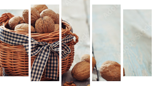 Walnuts in wicker basket  - Fünfteiliges Leinwandbild, Pentaptychon