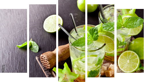 Fresh mojito drinks on black stone  - Fünfteiliges Leinwandbild, Pentaptychon